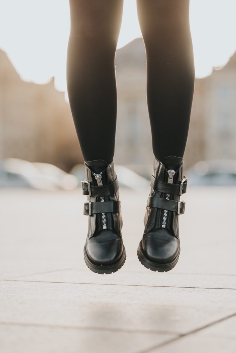 bottines motardes avec boucles