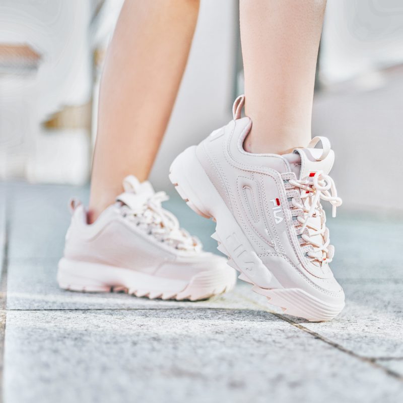 chaussure fila avec des fleurs