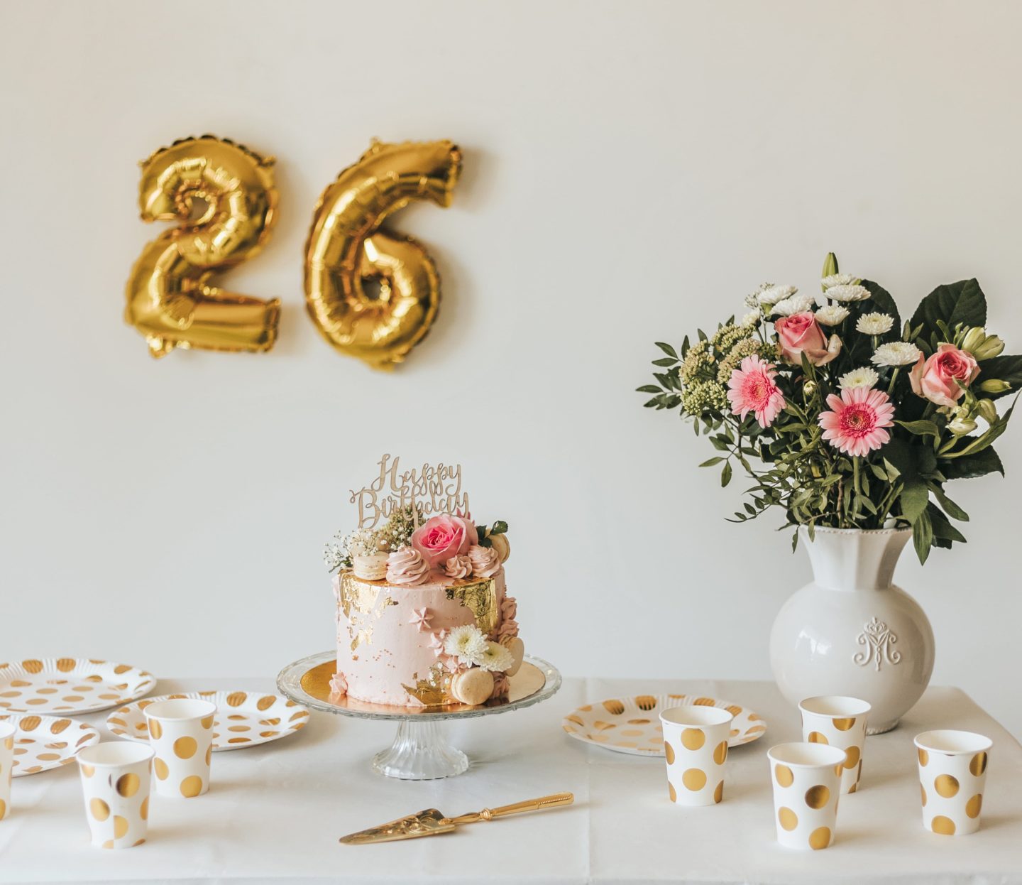table d'anniversaire, bouquet de fleurs, roses, gâteau, anniversaire, Hema.