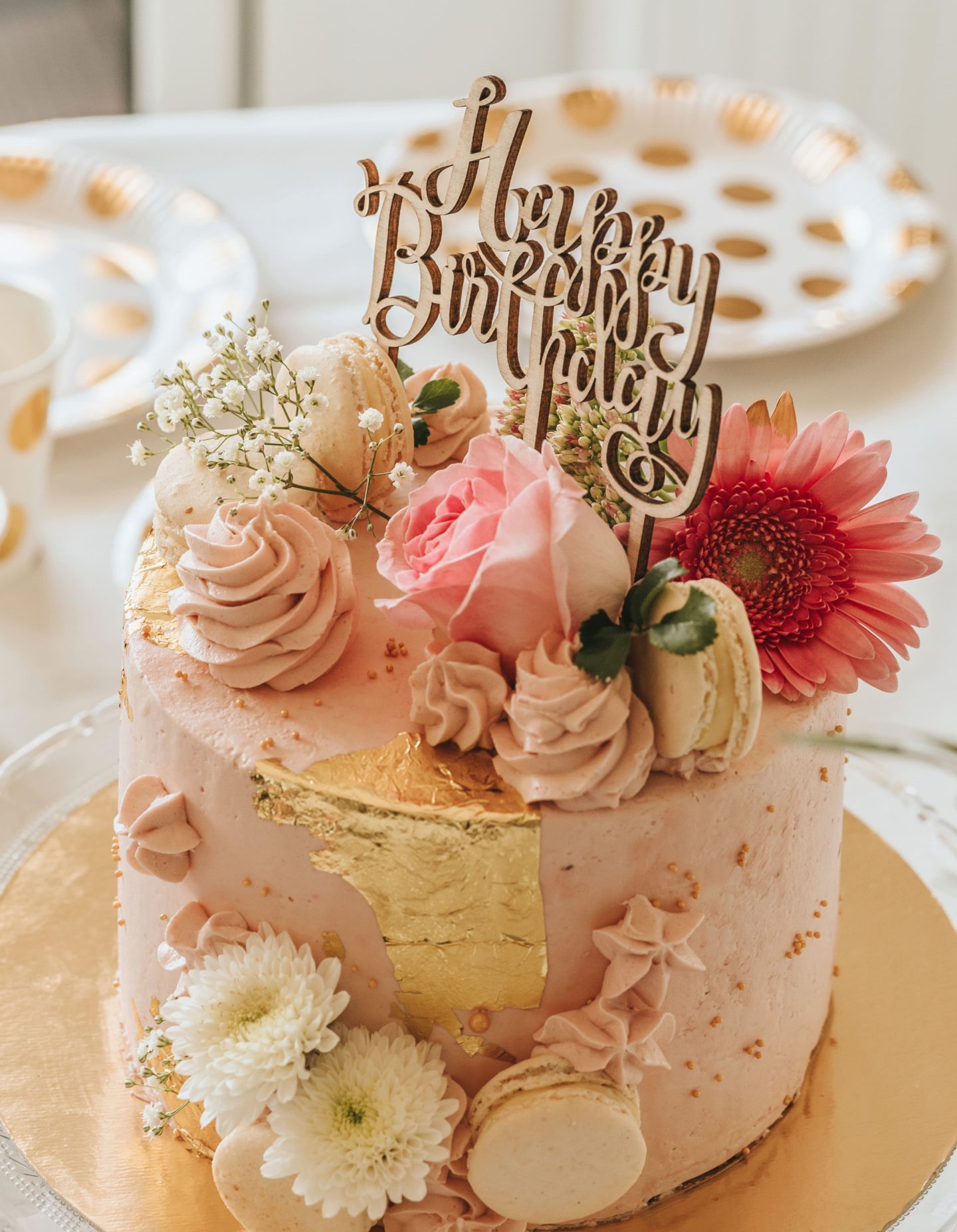 décoration, assiette Hema, pois dorés, gâteau, Happy Birthday, joyeux anniversaire, fleurs.